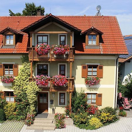 Gaeste-Haus Roesch Wiesent ภายนอก รูปภาพ