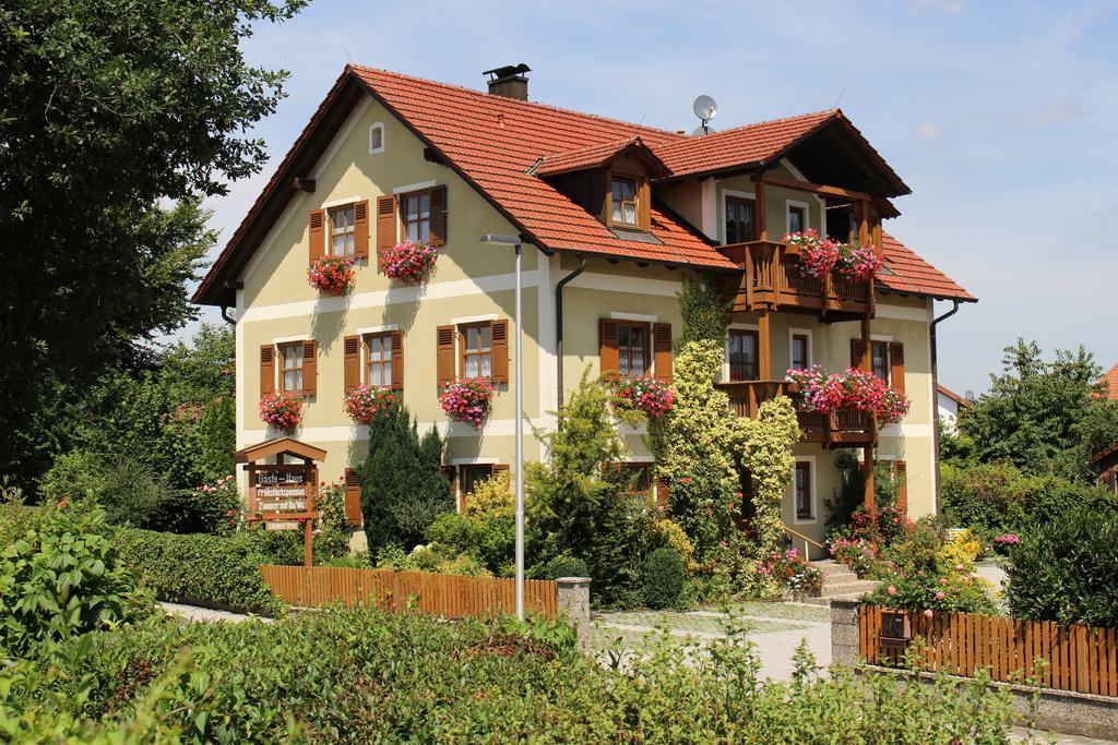 Gaeste-Haus Roesch Wiesent ภายนอก รูปภาพ