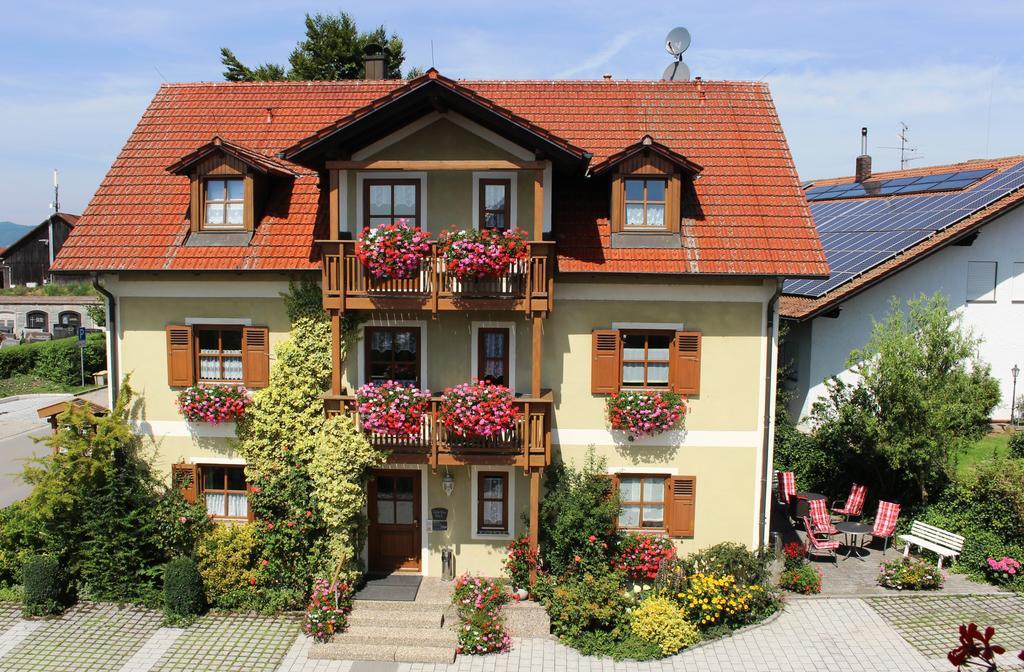 Gaeste-Haus Roesch Wiesent ภายนอก รูปภาพ