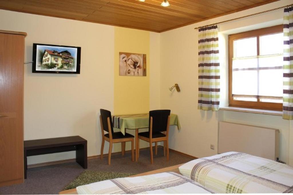 Gaeste-Haus Roesch Wiesent ภายนอก รูปภาพ